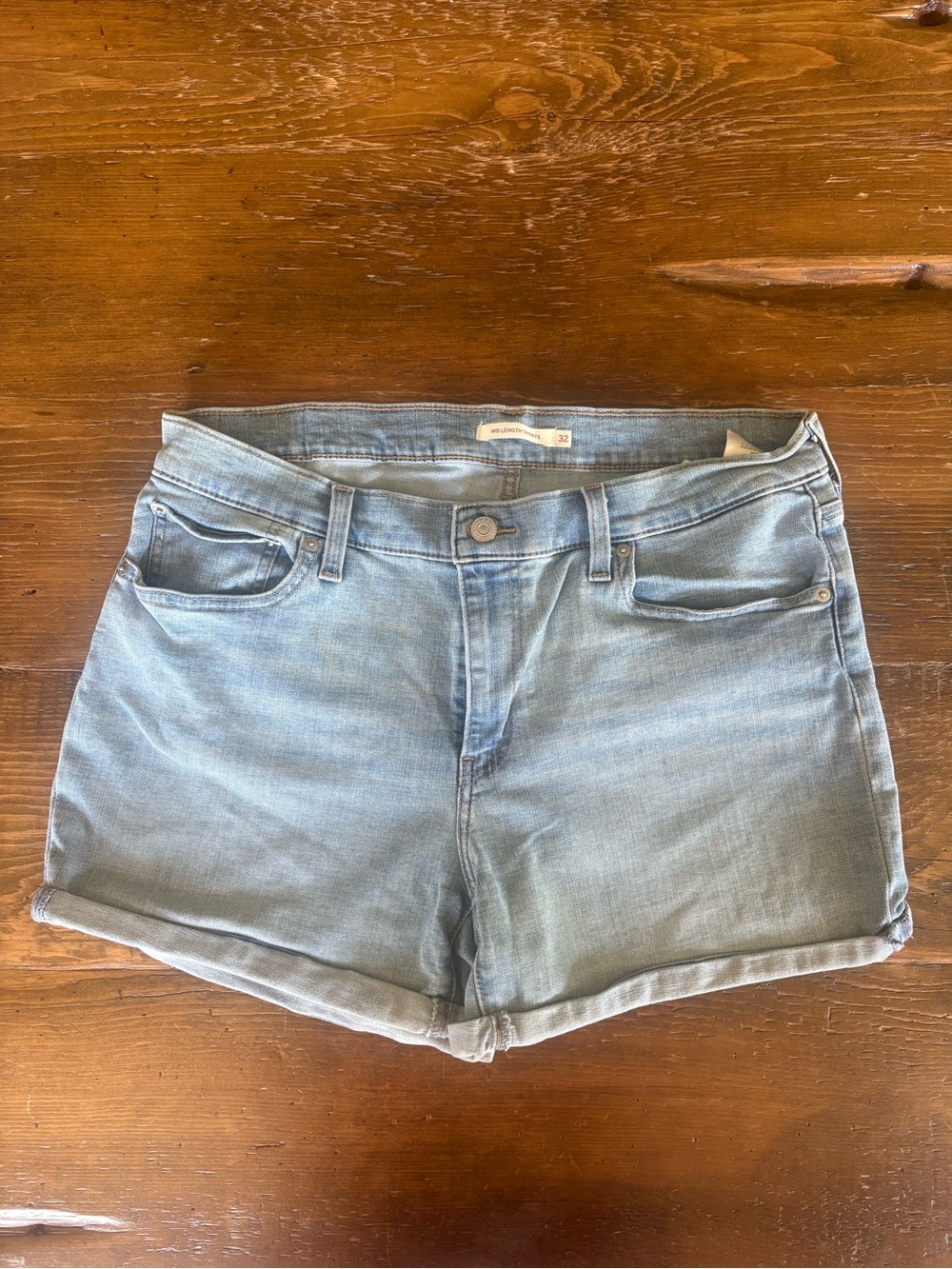 Light Wash Levi Denim Shorts
